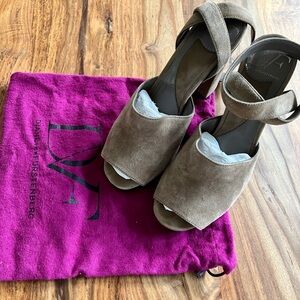 AUTHENTIC DVF BLOCK HEEL SANDALS W ANKLE STRAP IN TAN SIZE 37